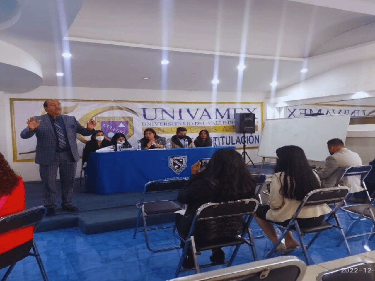 Clase de administración con estudiantes y docente