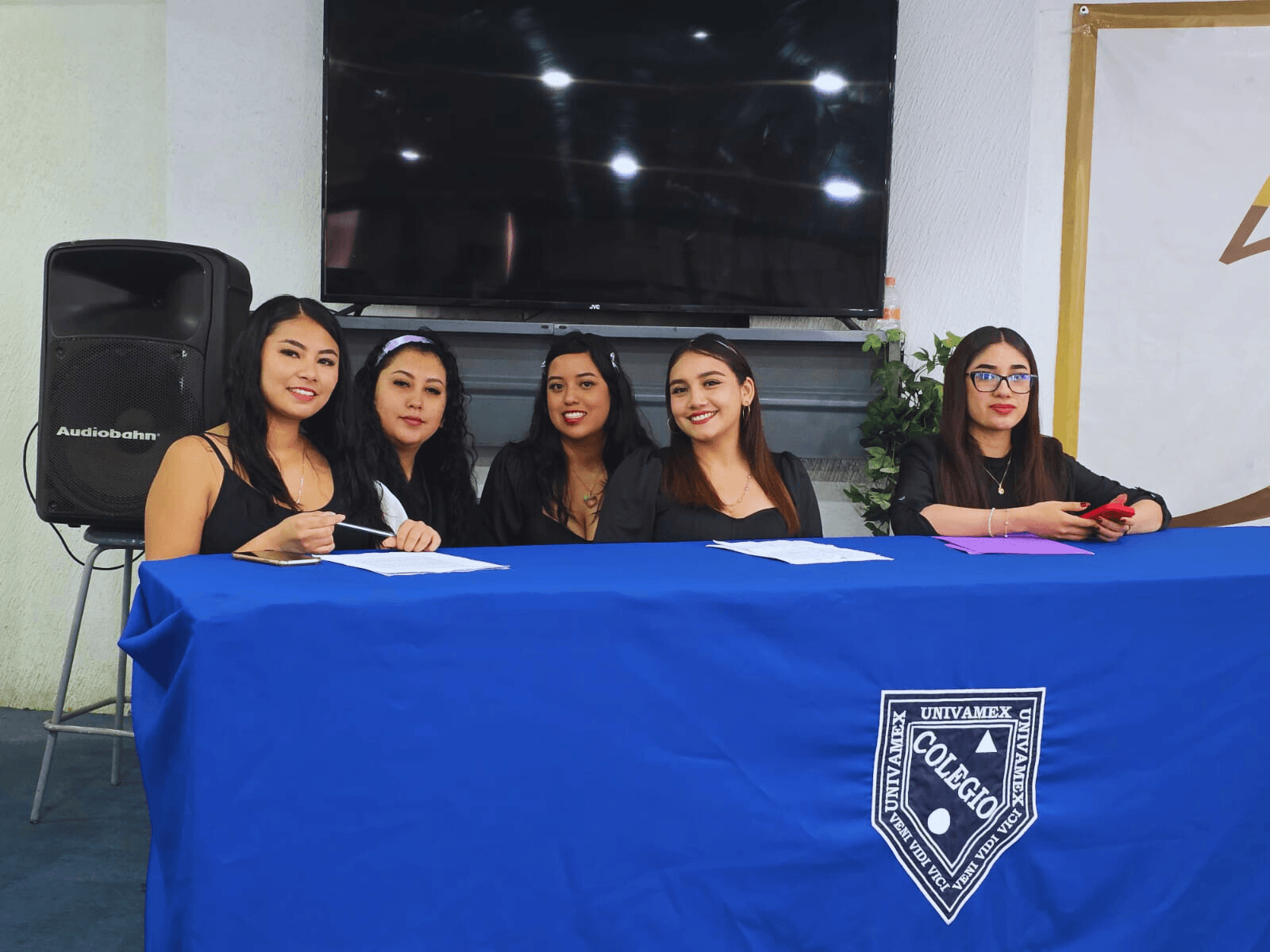 Estudiantes de derecho en mesa académica