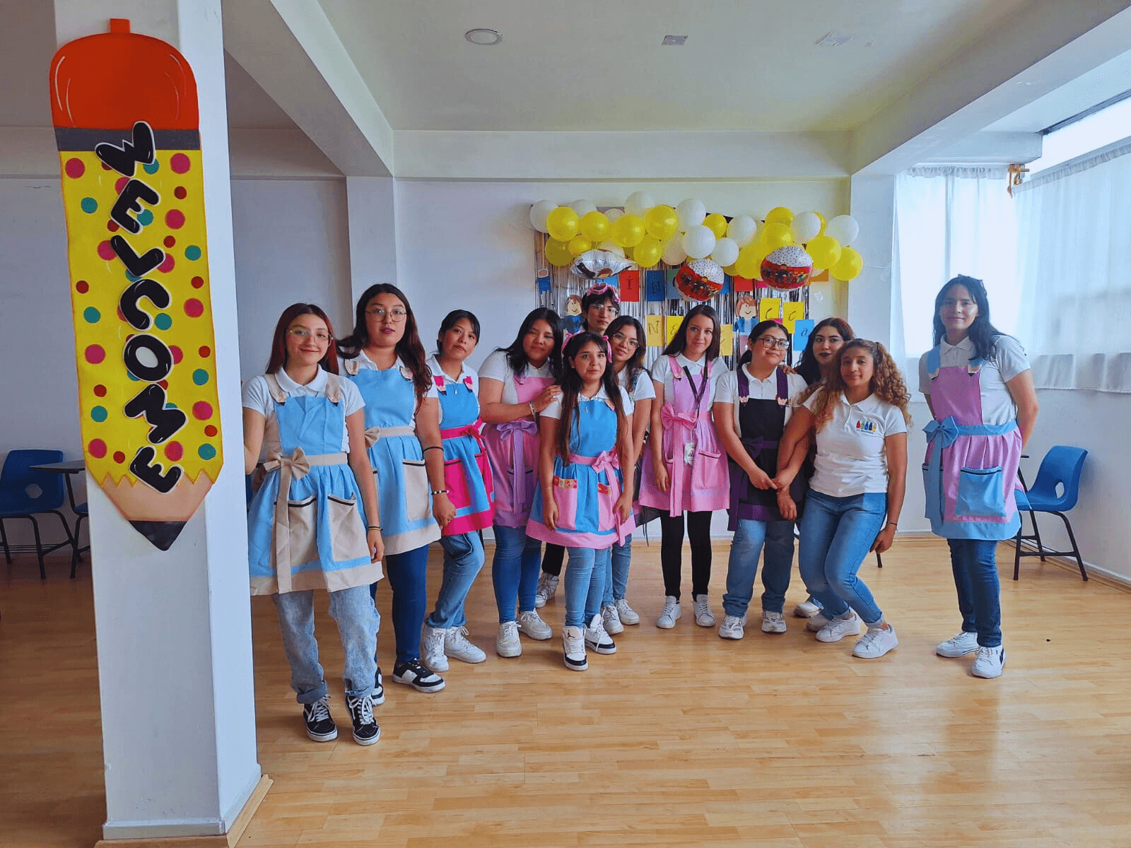 Estudiantes de pedagogía en actividad educativa