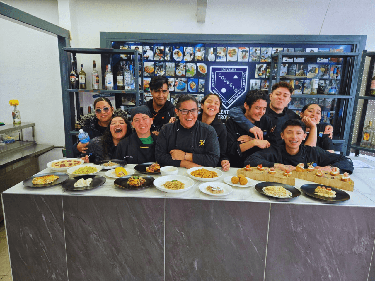 Estudiantes de turismo y gastronomía con platillos