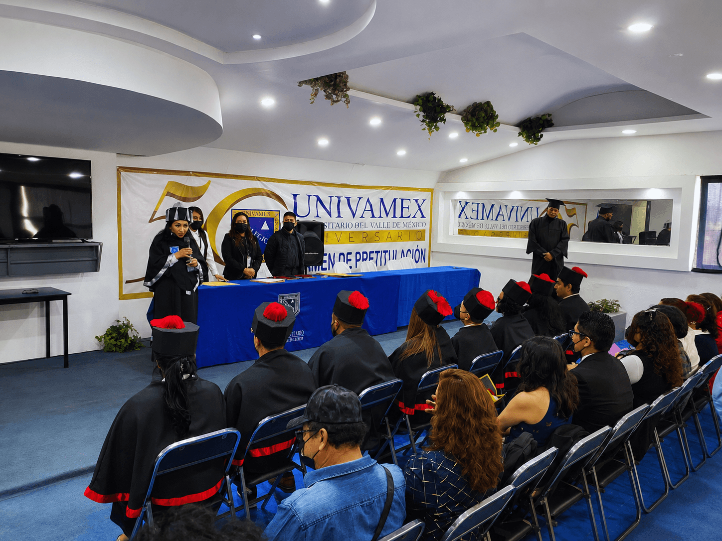 Estudiantes en una charla académica de UNIVAMEX