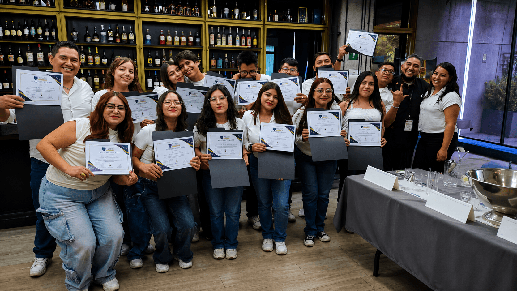 Estudiantes recibiendo reconocimientos académicos