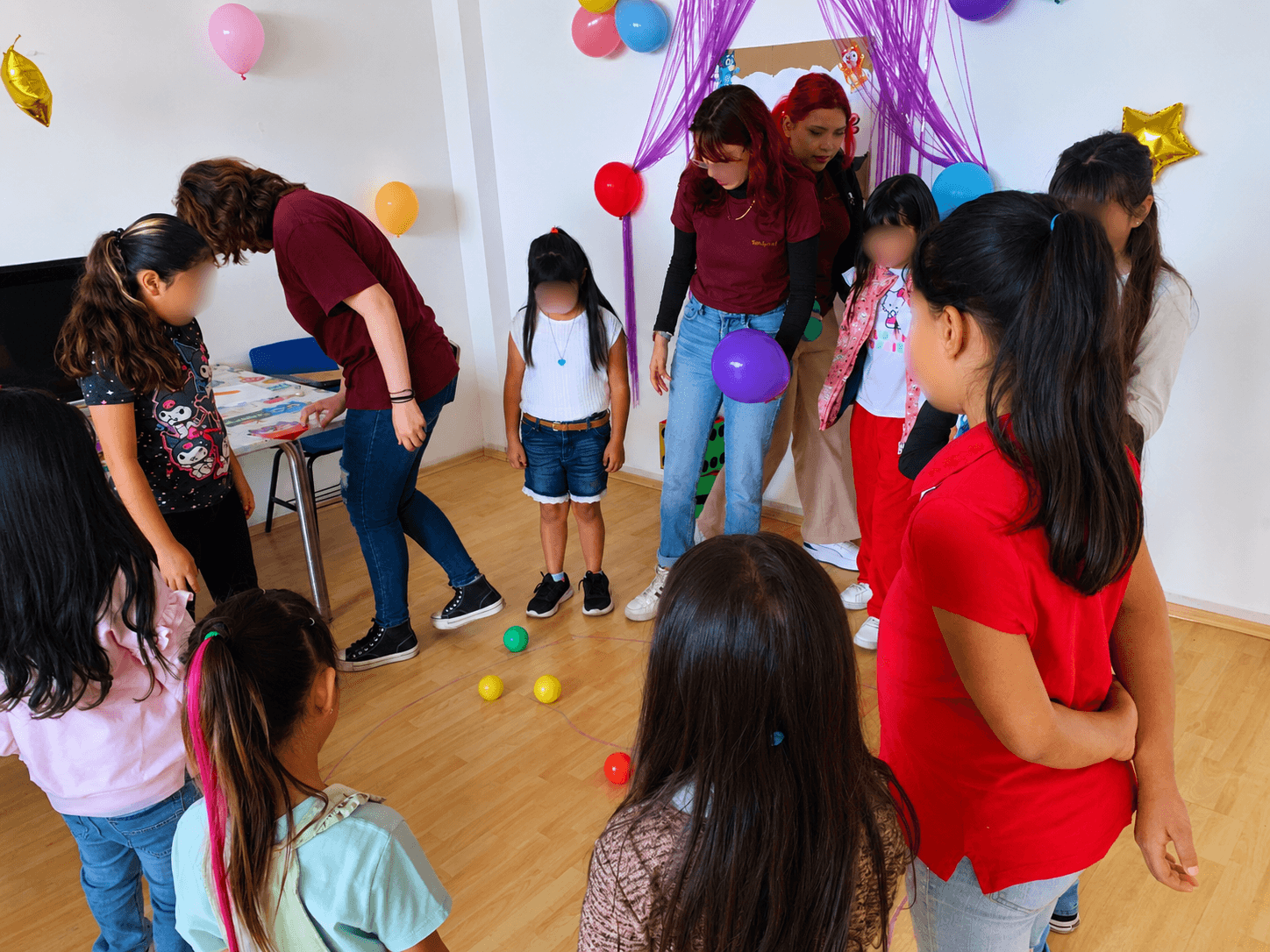 Estudiantes guiando una actividad social con niñas y niños