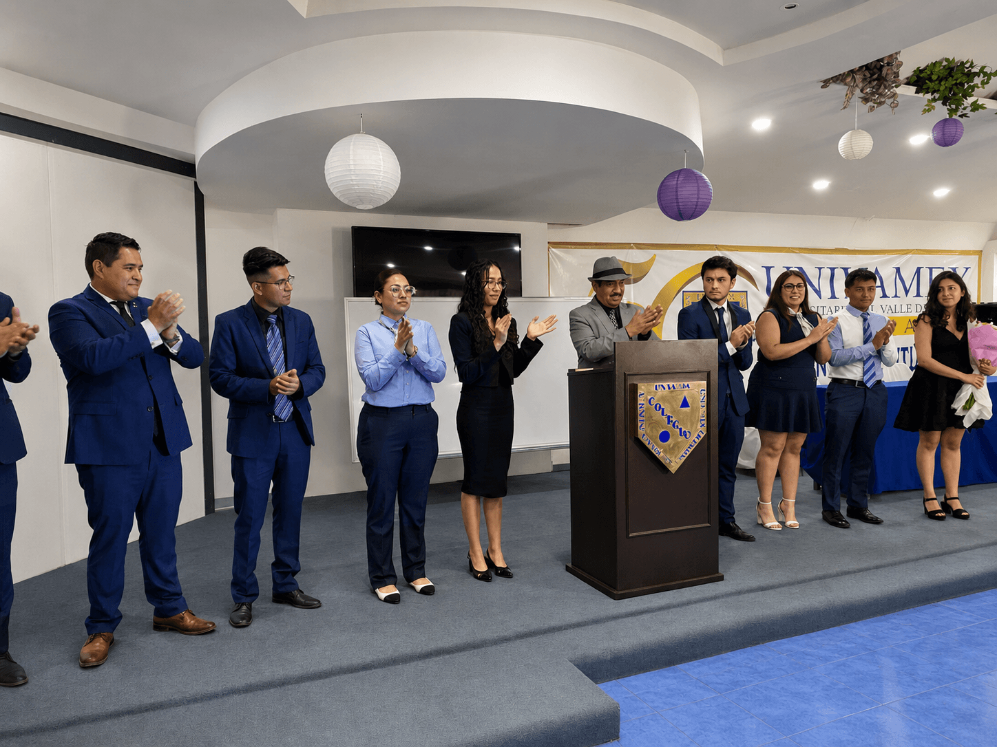 Estudiantes en presentación académica y profesional