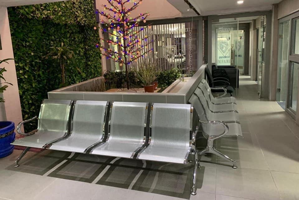 Sala de espera y jardín interior de UNIVAMEX